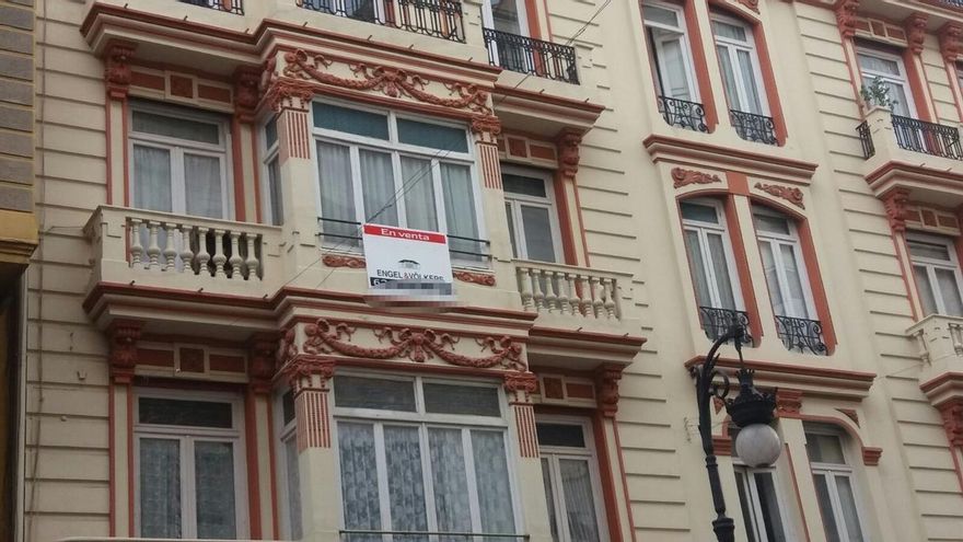 La demanda de vivienda de alquiler cae un 36% en un año por el alza de precios, según Fotocasa