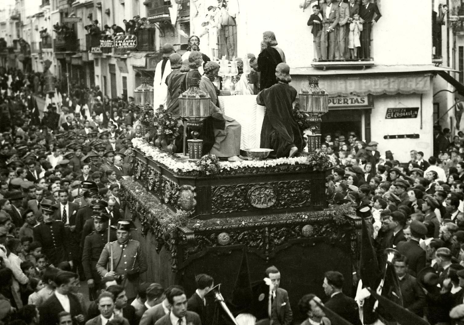 El misterio de la hermandad de la Cena procesiona durante la II República.