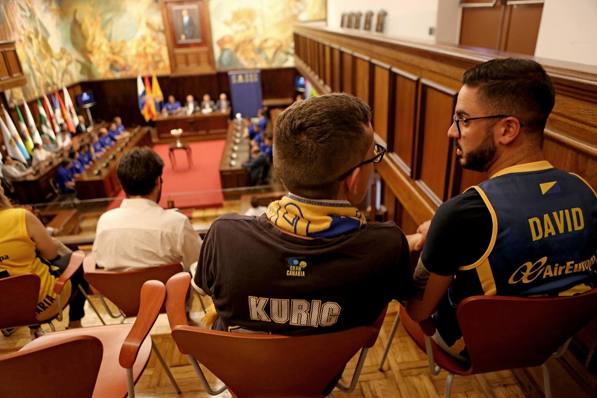 Aficionados del Herbalife Gran Canaria en el Cabildo insular.