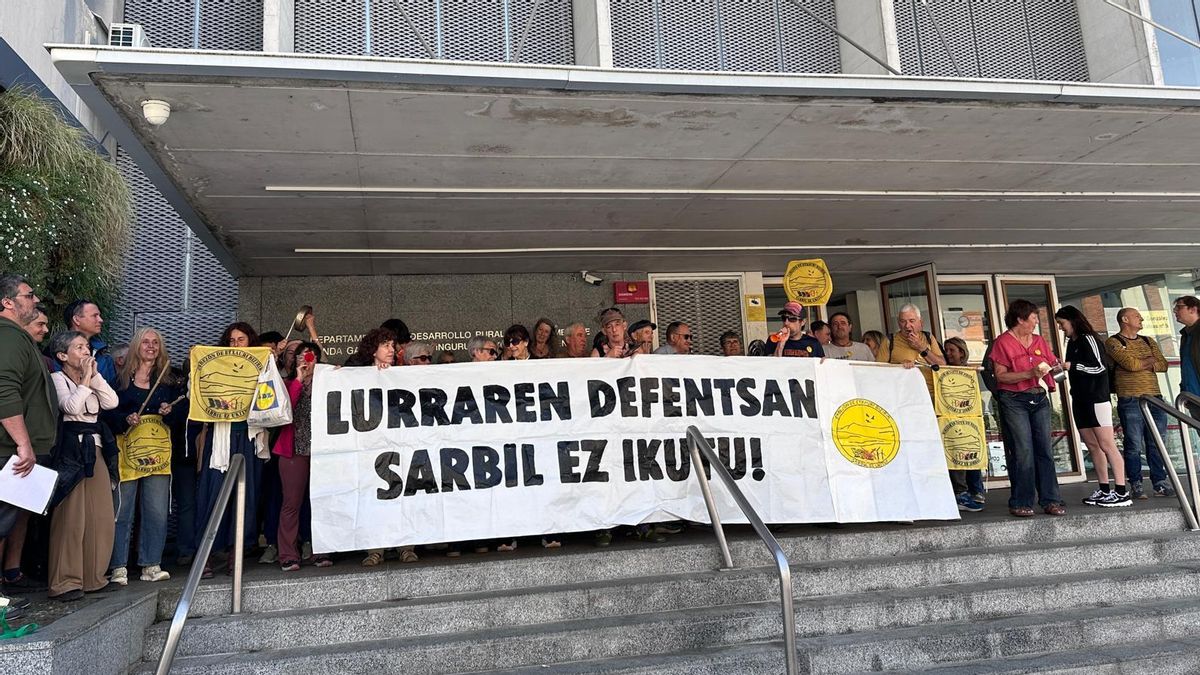 Vecinos y asociaciones reclaman al Gobierno de Navarra paralizar un proyecto fotovoltaico en la Sierra de Etxauri