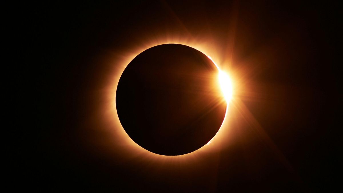 Una fotógrafa indica cómo retratar el eclipse de forma segura para ti y para tu cámara: “No vale cualquier filtro”