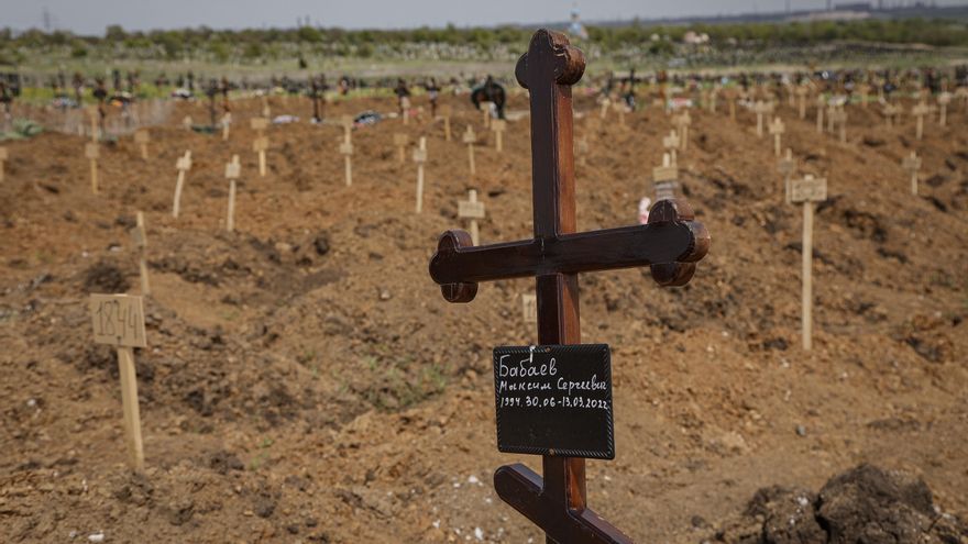 Tumbas en el cementerio de Staryi Krym, a las afueras Mariupol. EFE/EPA/ALESSANDRO GUERRA/Archivo