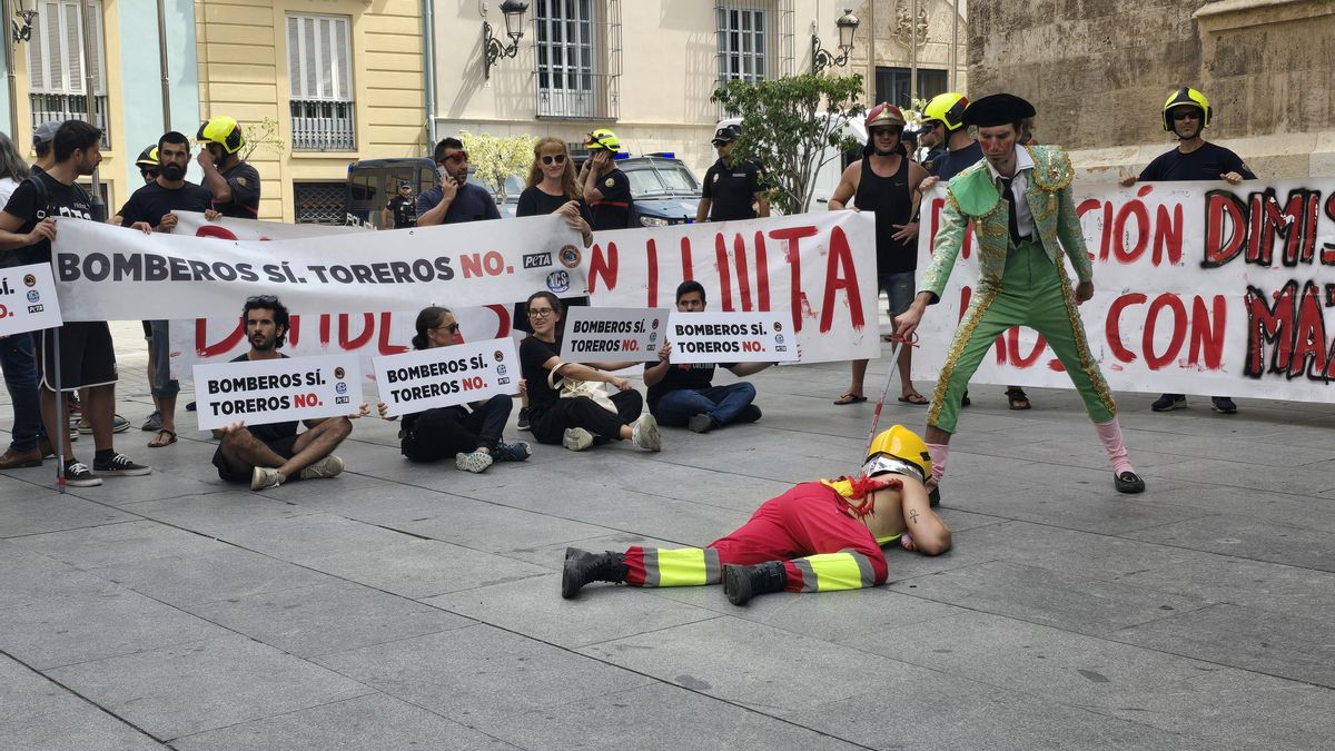 Protesta de los bomberos de Valencia frente al Palau de la Generalitat y la Diputación.