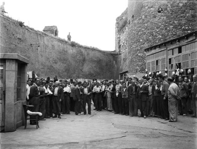 Presos en el patio la Cárcel Vieja de Puerta Castillo durante la Guerra Civil.