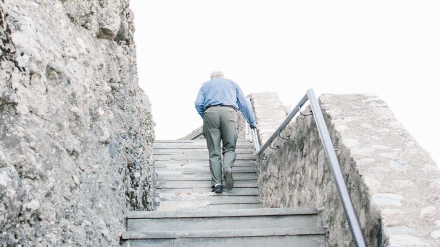 Los beneficios de subir escaleras andando pasados los 60, según una fisio: "Es mejor hacer algo con impacto controlado"