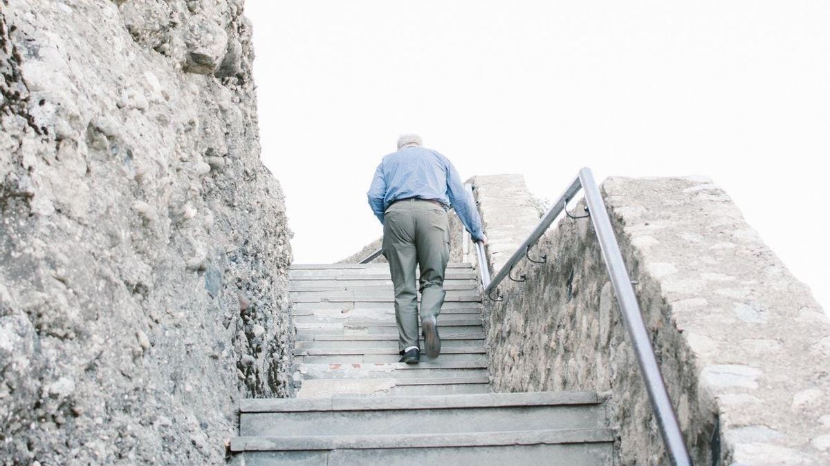 Los beneficios de subir escaleras andando pasados los 60, según una fisio: "Es mejor hacer algo con impacto controlado"
