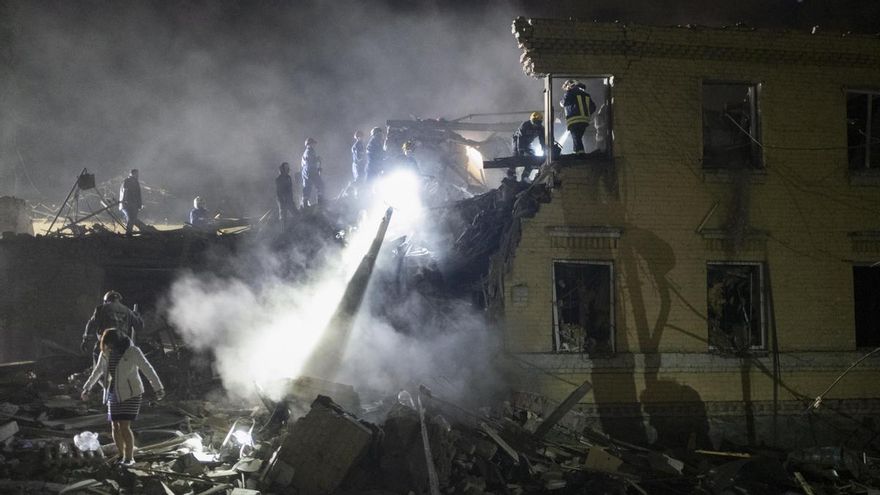 12 muertos y decenas de heridos en uno de los ataques rusos más letales contra Kiev