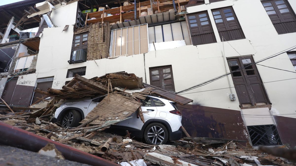 Fotografía que muestra un vehículo afectado en Manizales (Colombia)