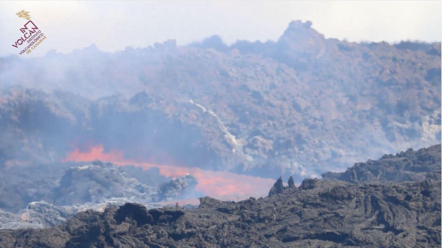 La colada surgida al norte de Montaña Cogote se une a la 9, pero destruye nuevas viviendas