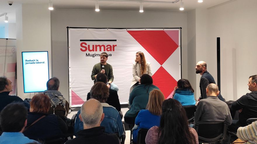 Archivo - El diputado de Sumar Lander Martínez y la candidata a lehendakari, Alba García, en un encuentro con militantes en Bilbao