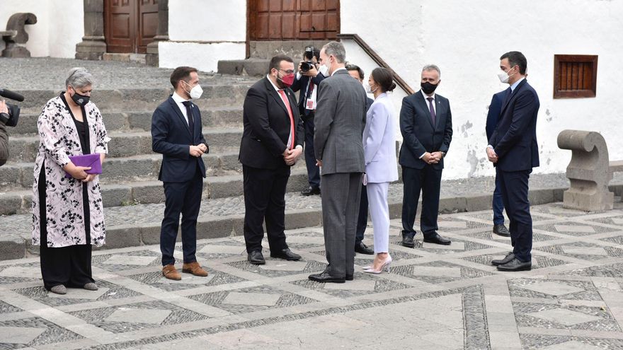 Felipe VI saluda al alcalde de la capital, Juan José Neris.