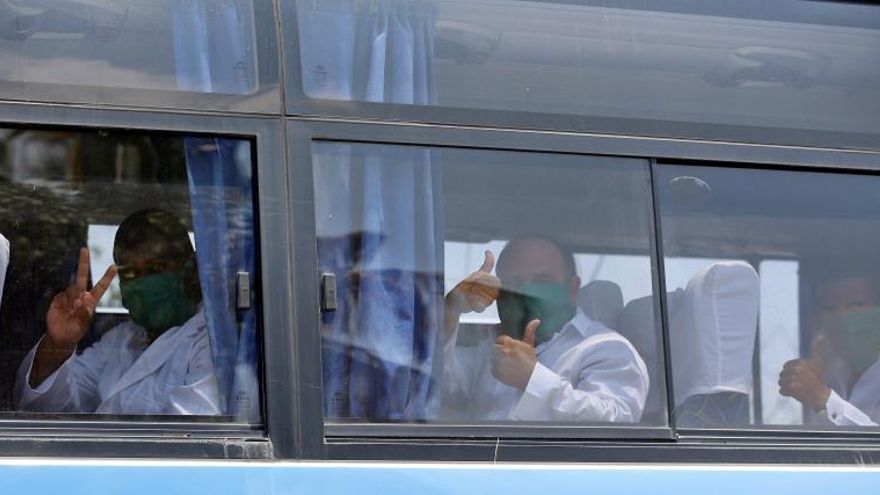 Un segundo equipo sanitario cubano formado por 21 médicos y 16 enfermeras cubanos y un coordinador logístico llegó hoy a Italia para ayudar a combatir la pandemia de coronavirus y será destinado a un nuevo hospital instalado en Turín (noroeste). EPA/Ernesto Mastrascusa