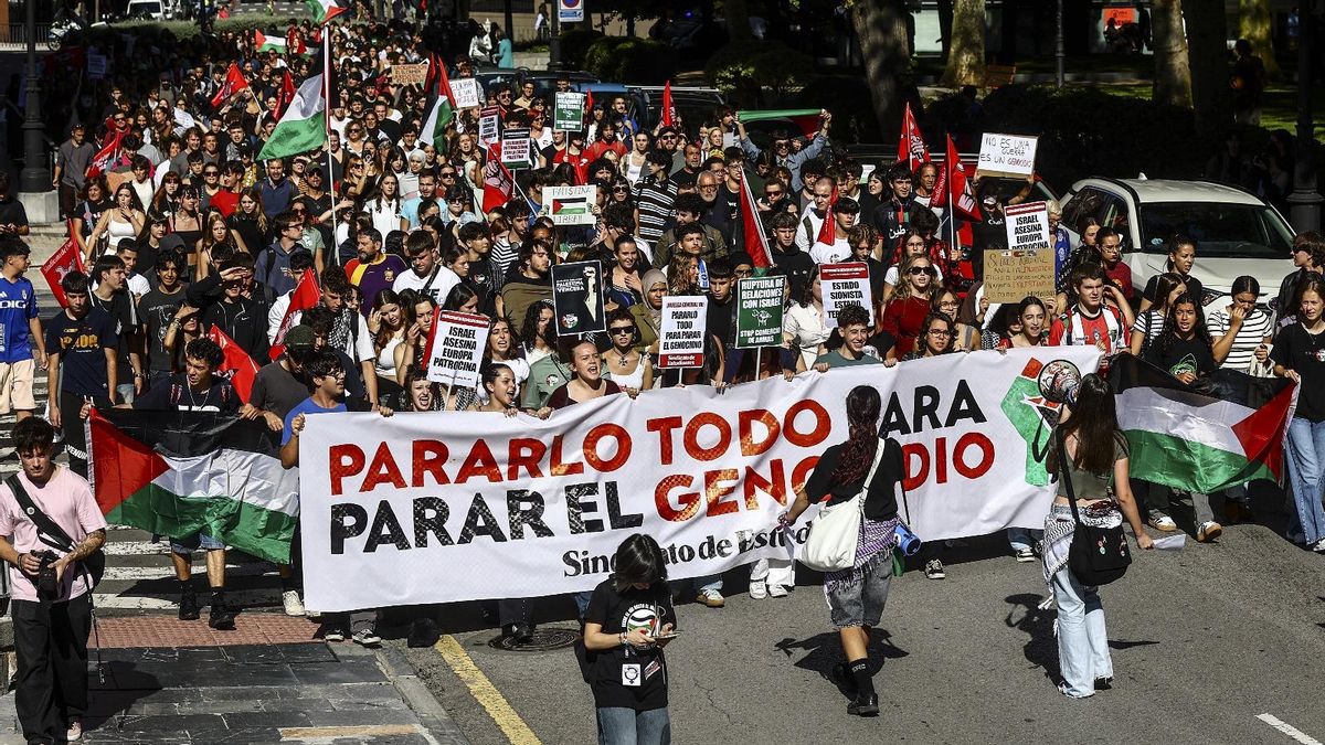 Los estudiantes, durante la manifestación en apoyo a Gaza en Oviedo.