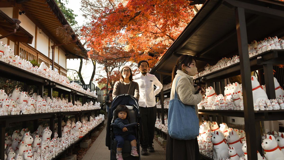Visitantes en el templo Gotokuji, repleto de más de mil estatuas de maneki neko (gatos de la suerte) de distintos tamaños en Tokio.