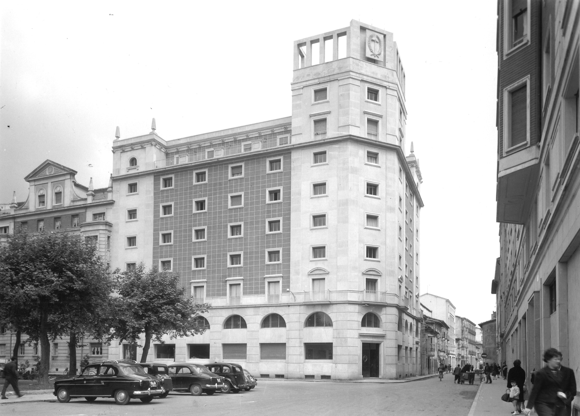 El edificio, al poco de ser inaugurado en el franquismo