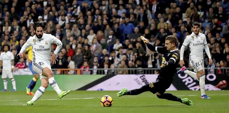 Isco  remata ante la portería de Javi Varas. EFE/JuanJo Martin