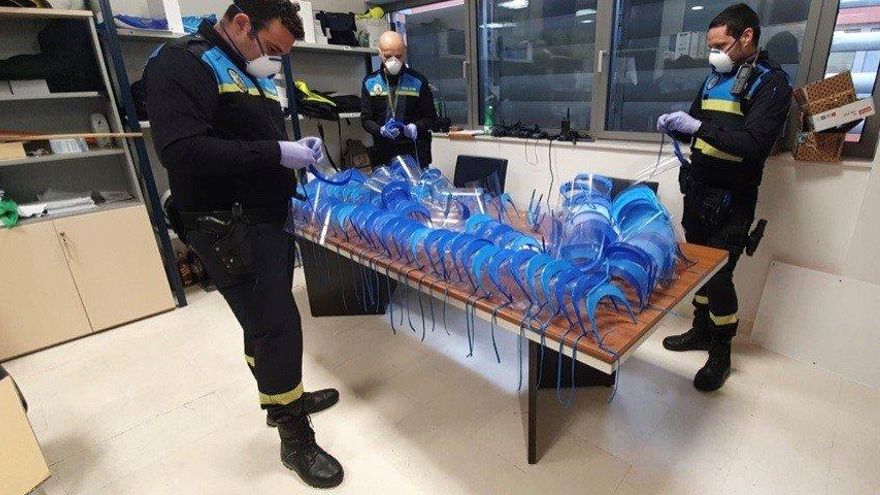 Policías locales con pantallas de protección facial contra el coronavirus.
