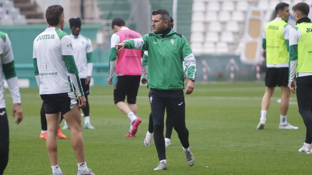 Iván Ania, sobre su renovación: "El objetivo es asentarse en el fútbol profesional y seguir creciendo"