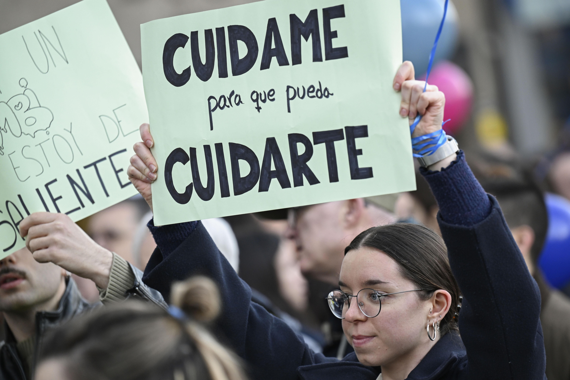 Una de las manifestantes portando una pancarta durante la primera jornada de huelga de médicos en Asturias.