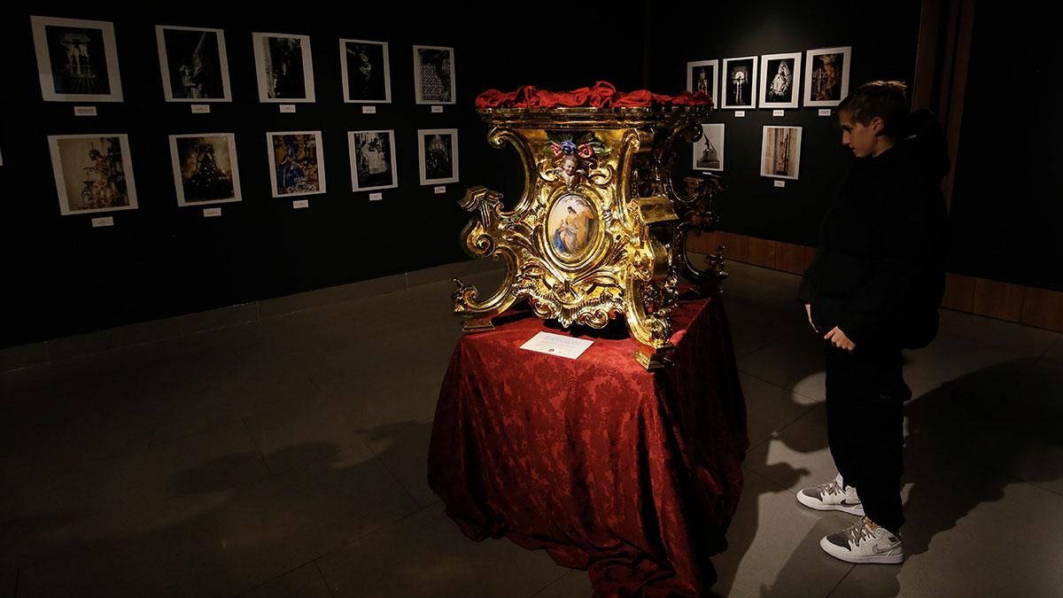 Inauguración de las exposiciones de estrenos de las hermandades en 2004 en la Fundación Cajasol