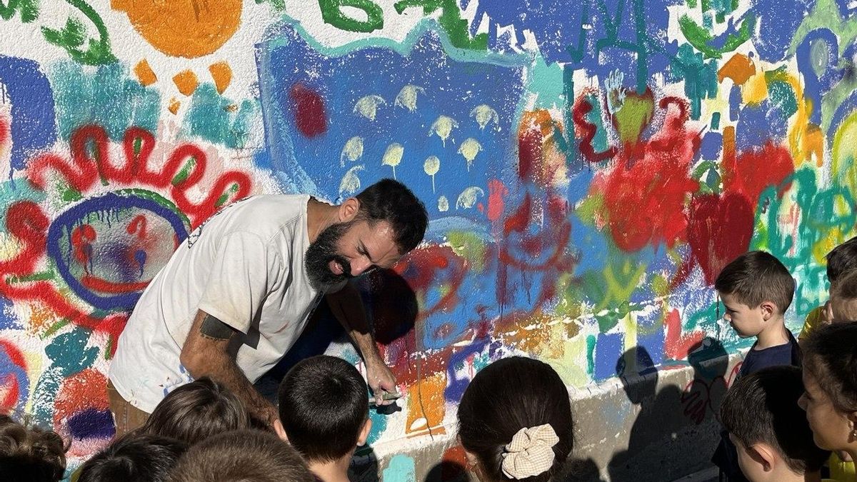 Pablo Ferreiro, de Boa Mistura, explicando a los alumnos del Colegio Infantes de Toledo las normas para realizar el mural
