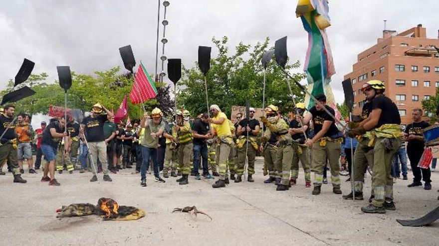 La Asociación de Trabajadores de Incendios Forestales de Castilla y León (ATIFCyL) se concentra para pedir que el operativo esté vigente todo el año. // Leticia Pérez / ICAL