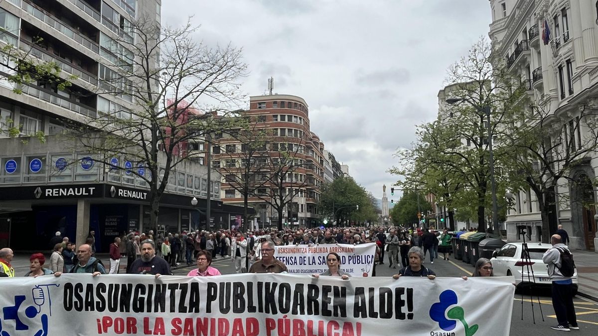 Manifestaciones en las tres capitales vascas denuncian la "privatización" de Osakidetza y exigen la dimisión del consejero