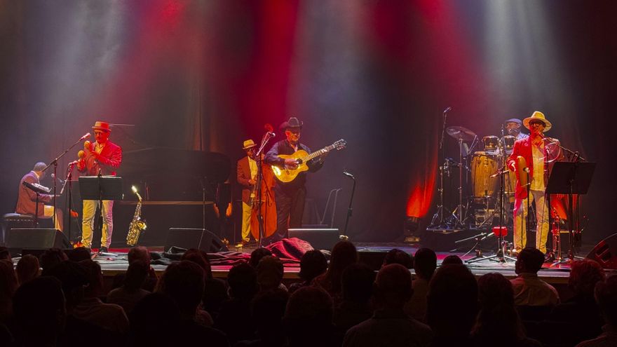 Londres se rinde al son cubano de Eliades Ochoa y la romería asturiana de Rodrigo Cuevas