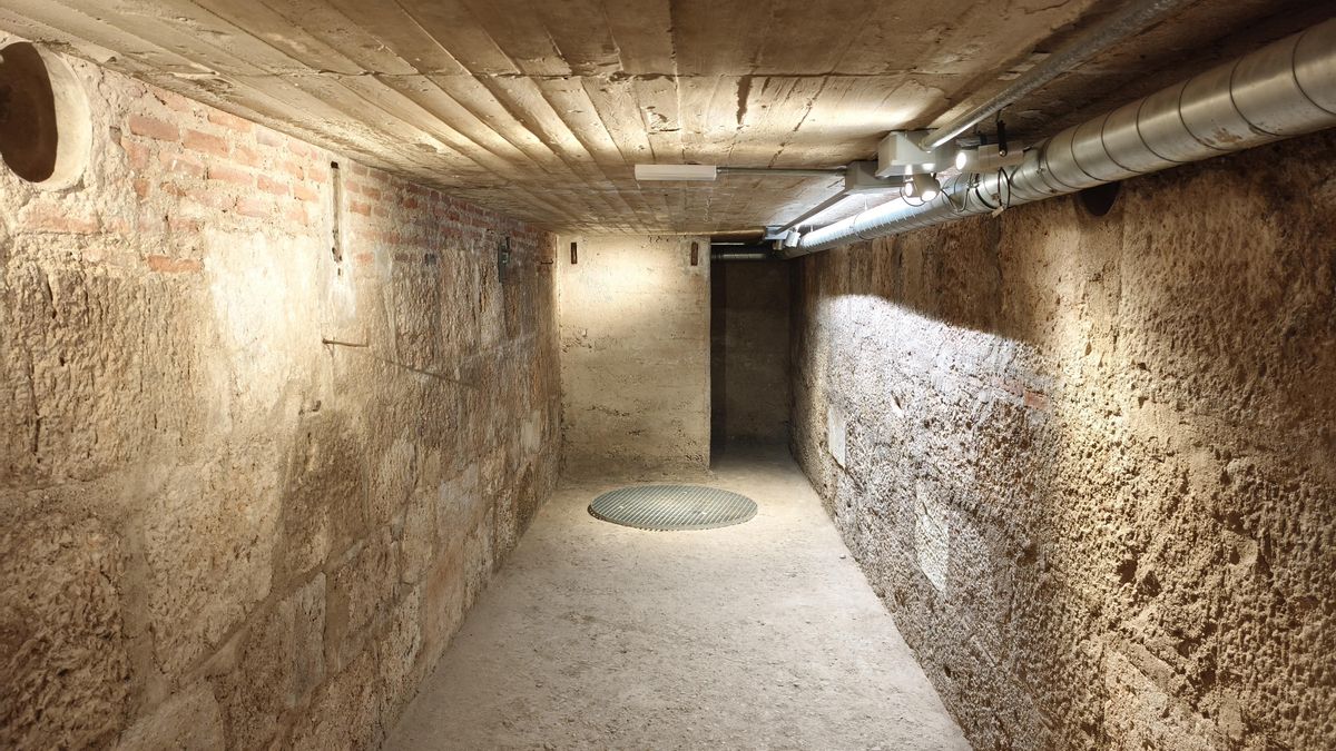 Interior del refugio antiaéreo de Alcalá de Henares tras su restauración.