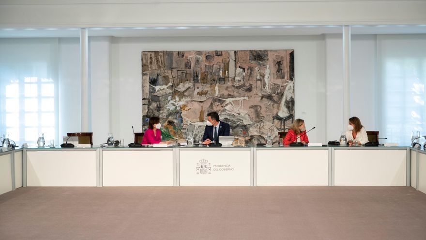 El presidente del Gobierno español, Pedro Sánchez (2i), conversa con la vicepresidenta primera, Carmen Calvo (i), en presencia de la vicepresidenta segunda y ministra de Asuntos Económicos y Transformación Digital, Nadia Calviño (2d), y de la vicepresidenta cuarta y ministra para la Transición Ecológica y el Reto Demográfico, Teresa Ribera, durante la reunión del Consejo de Ministros, este martes, en el Palacio de la Moncloa. EFE/Pool Moncloa/Borja Puig de la Bellacasa SOLO USO EDITORIAL/SOLO DISPONIBLE PARA ILUSTRAR LA NOTICIA QUE ACOMPAÑA (CRÉDITO OBLIGATORIO)