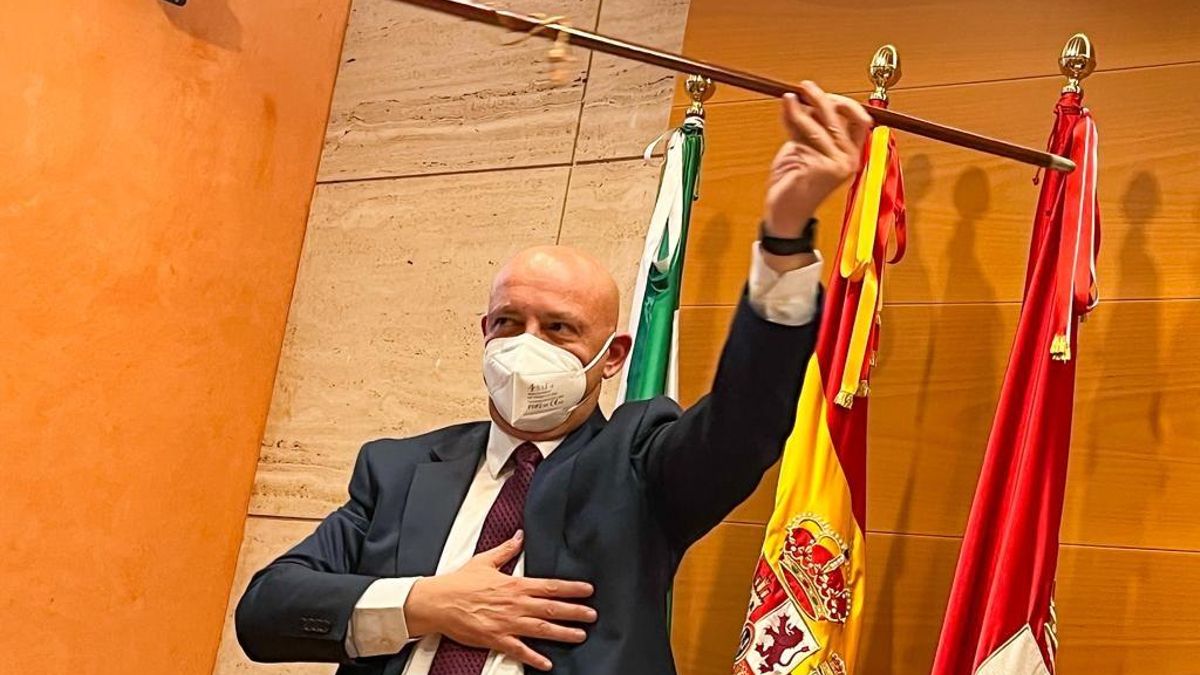 Francisco Rodríguez muestra el bastón de mando tras tomar posesión.
