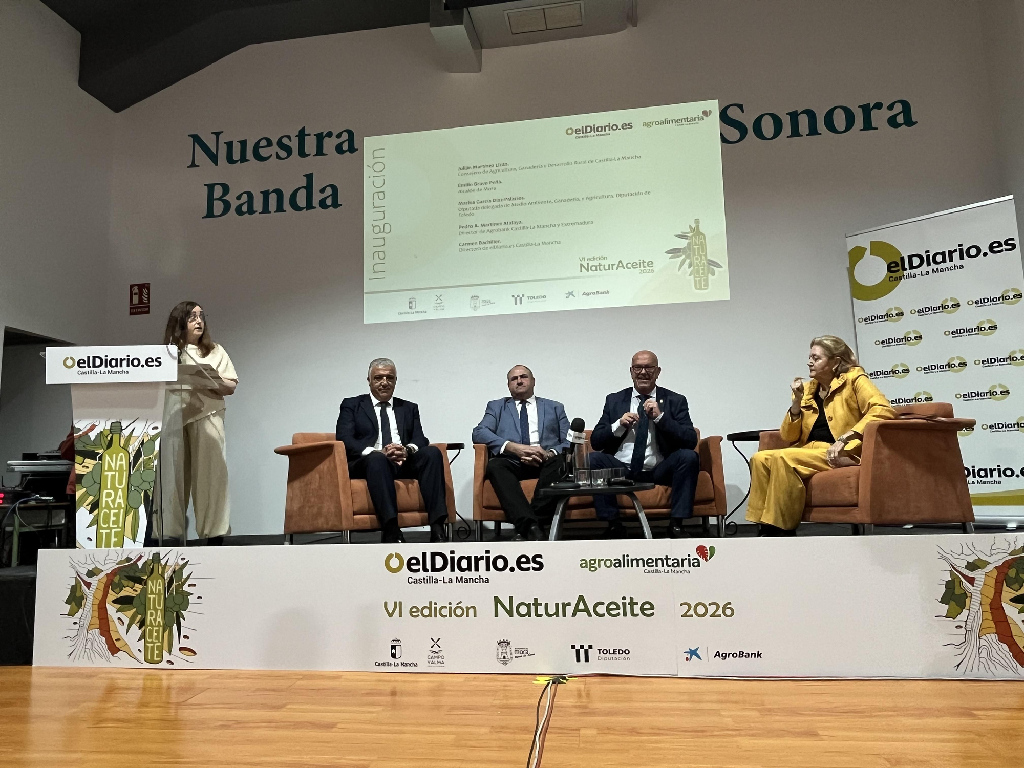 La directora de elDiario.es Castilla-La Mancha, Carmen Bachiller; el director de AgroBank Castilla-La Mancha y Extremadura, Pedro A. Martínez Atalaya; el consejero de Agricultura, Ganadería y Desarrollo Rural de Castilla-La Mancha, Julián Martínez Lizán; el alcalde de Mora, Emilio Bravo Peña; y la diputada delegada de Medio Ambiente, Ganadería y Agricultura de la Diputación de Toledo, Marina García Díaz-Palacios