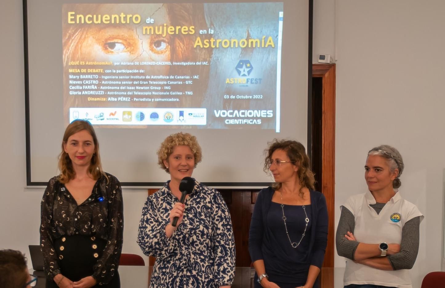 Un momento del encuentro de mujeres con Raquel Díaz.