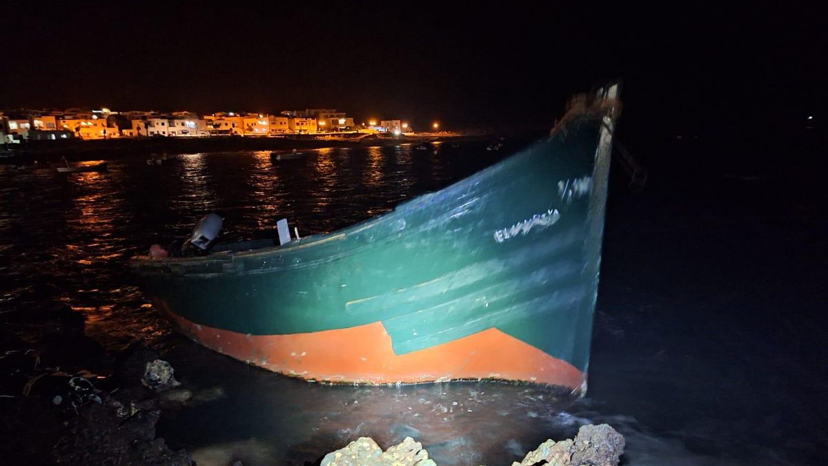 Una patera con 25 personas llega por sus propios medios a Lanzarote durante la noche