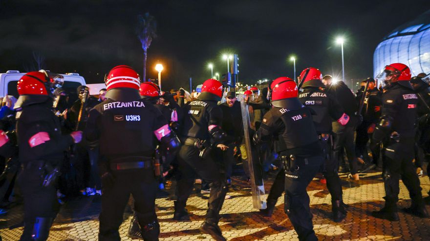 Todas las miradas sobre la Ertzaintza, después de un mes de incidentes con tres heridos por balas de 'foam'