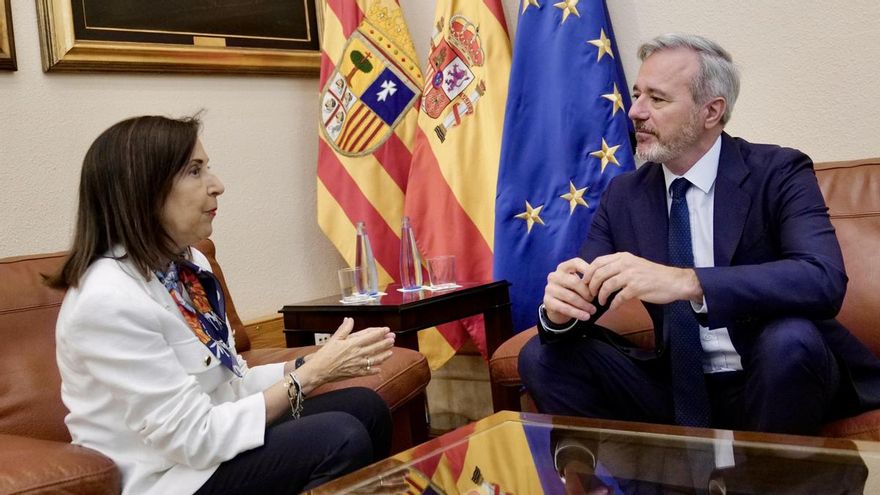La ministra de Defensa, Margarita Robles, junto al presidente de Aragón, Jorge Azcón, en un encuentro con motivo de su visita a Zaragoza.
