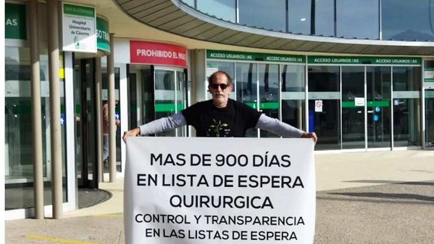 Un paciente que lleva 900 días esperando una operación convoca una concentración en Cáceres