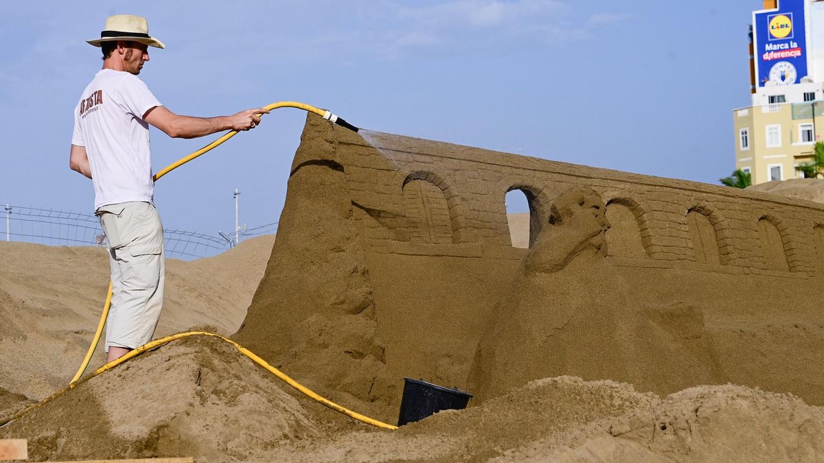 Uno de los artistas participantes este año en el Belén de Arena de Las Canteras de este año, en Las Palmas de Gran Canaria.