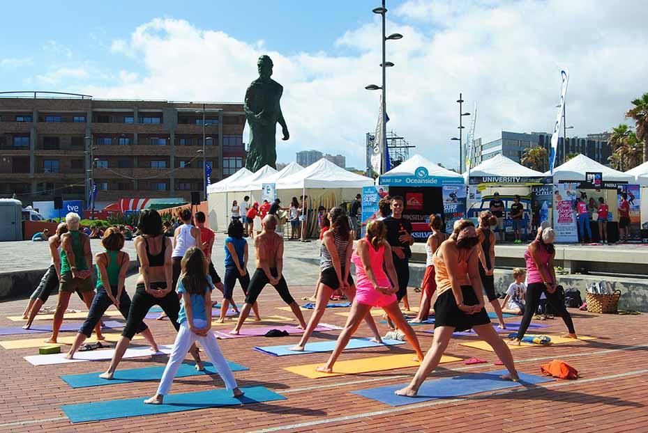 Ejercicios de estiramiento, una clase gratuita ofrecida por Aiwa. (Canarias Ahora).