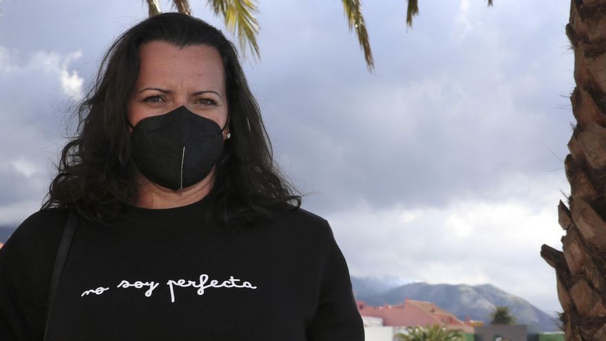 Yomaria, vecina de Todoque, frente al volcán de Cumbre Vieja