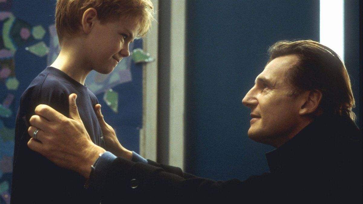 Thomas Brodie-Sangster y Liam Neeson en 'Love Actually'.