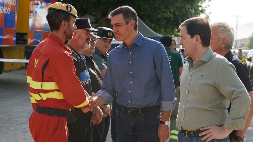 Pedro Sánchez (centro), junto a Mañueco (dcha), durante su visita al puesto de mando de Navaluenga, Ávila.
