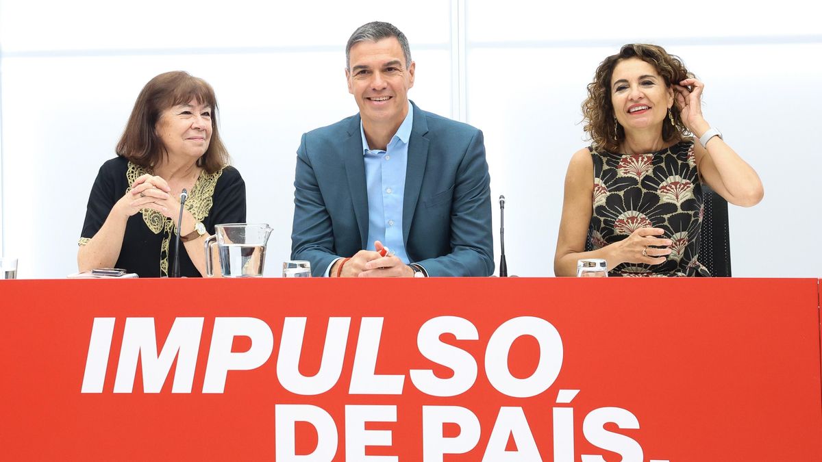 (I-D) La presidenta del PSOE, Cristina Narbona, el presidente del Gobierno y Secretario General del PSOE, Pedro Sánchez y la vicesecretaria general del PSOE, vicepresidenta primera del Gobierno y ministra de Hacienda, María Jesús Montero, durante la reuni