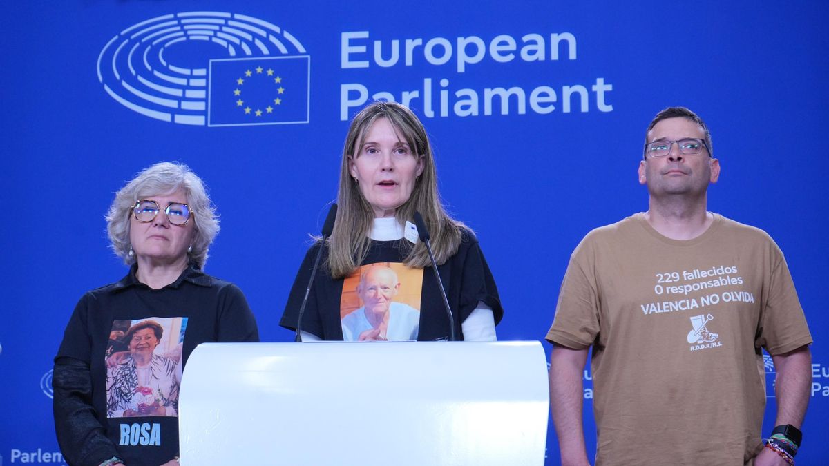Rosa Álvarez, junto a otros representantes de su asociación en el Parlamento Europeo.