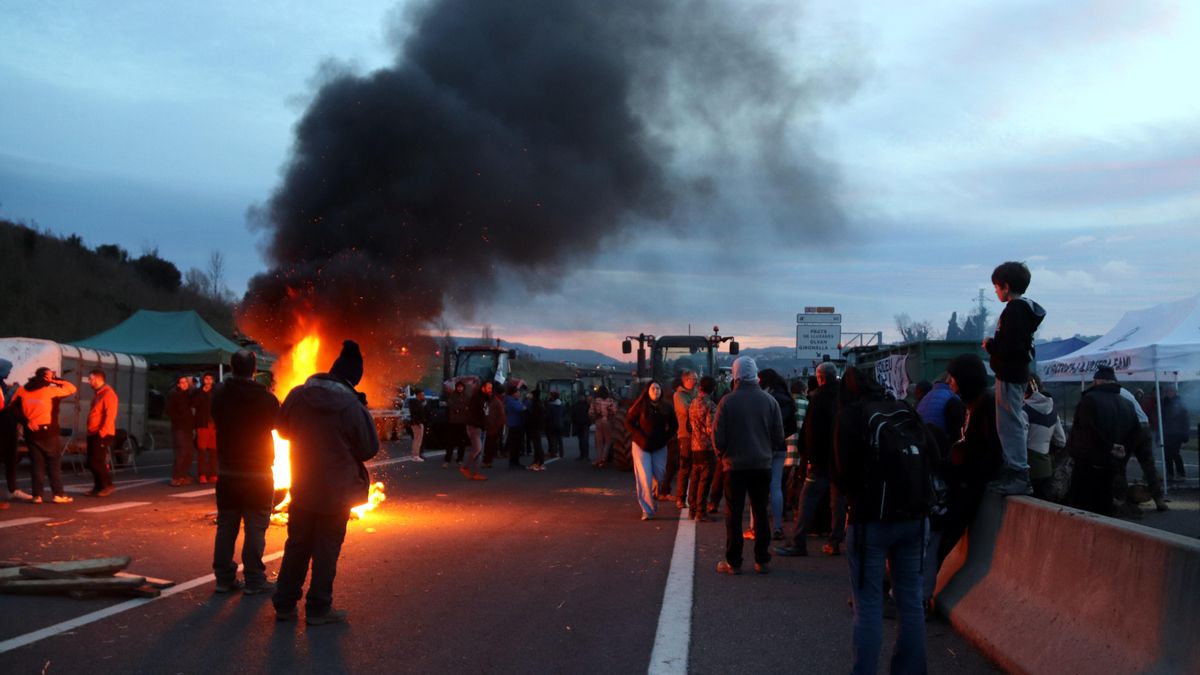 Una sesentena de tractores corta la C-16 para protestar contra el acuerdo con el Mercosur
