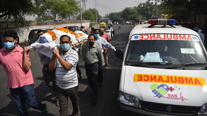 Personas portando un cadáver de un fallecido por COVID-19 en Nueva Delhi, India, uno de los lugares más golpeados por la pandemia actualmente