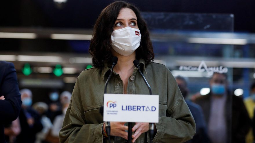 La presidenta de la Comunidad de Madrid y candidata del PP a la reelección, Isabel Díaz Ayuso, visita este jueves la estación de Metro de Villaverde Alto. EFE/David Fernández
