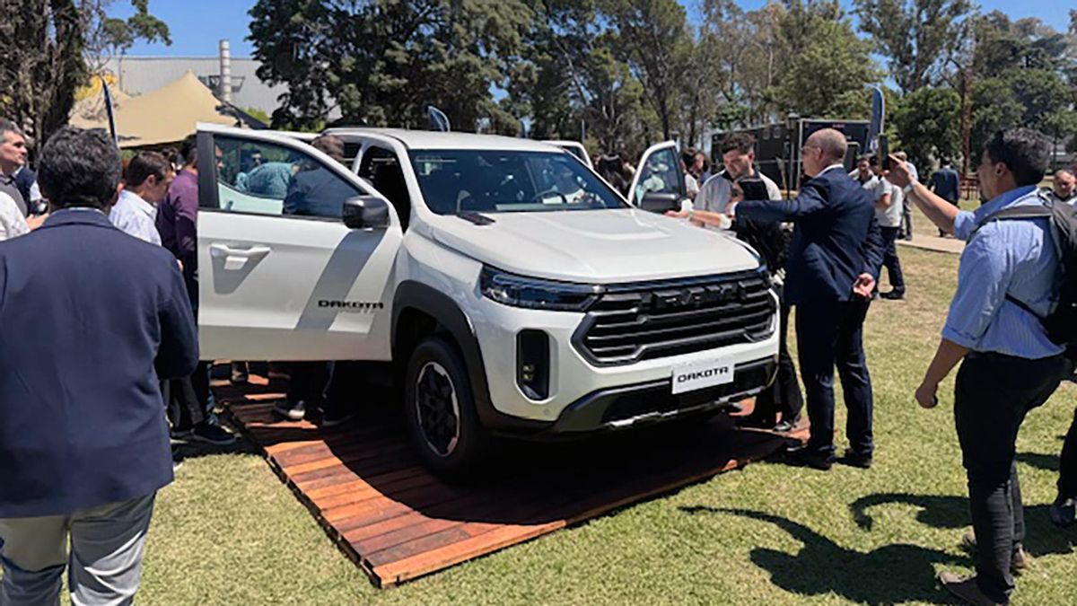 La Ram Dakota fue mostrada pro primera vez en público. El lanzamiento comercial será a fines de noviembre.