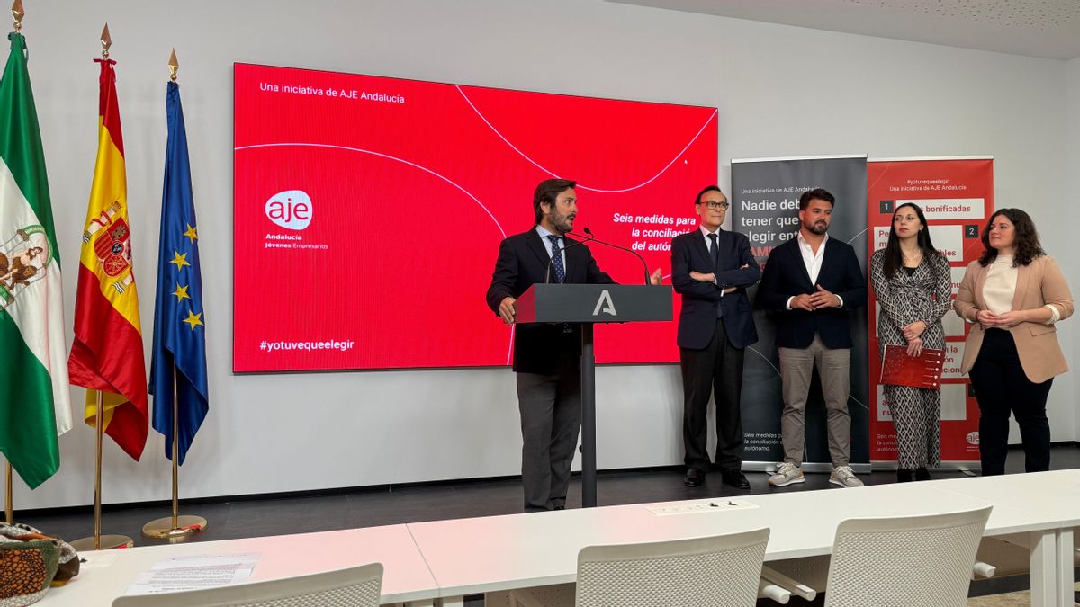 Presentación de la iniciativa ante el consejero Gómez Villamandos.