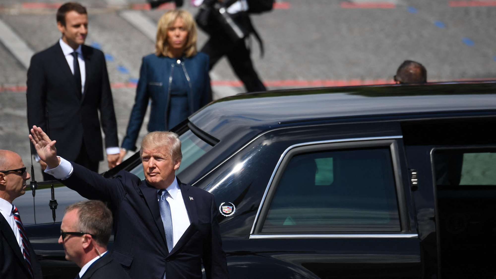 El presidente de Estados Unidos, Donald Trump, junto al presidente francés, Emmanuel Macron, (arriba izquierda) y su esposa, Brigitte Macron (arriba derecha), en el desfile militar anual del Día de la Bastilla en la avenida de los Campos Elíseos, en París, el 14 de julio de 2017.